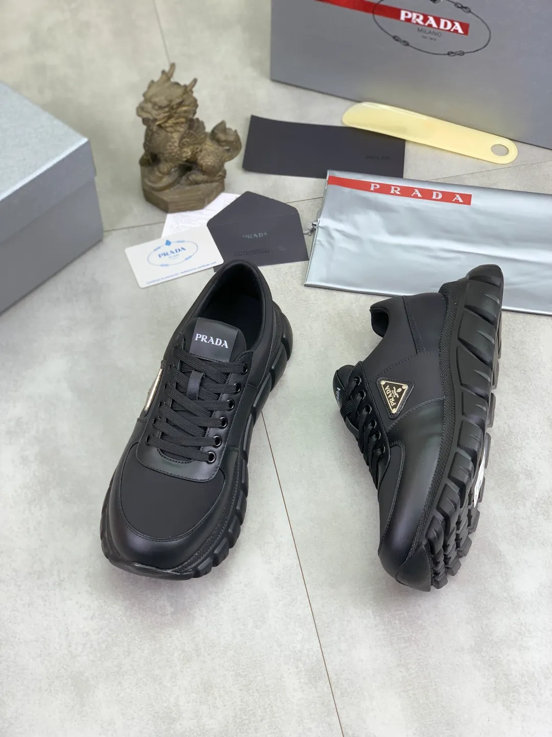 Men's men's shoes 💰P560💰[New style] High version official website popular models are on the market, 🆘 Classic popular models (Prada) are the main popular models, avant-garde and versatile fashion men's shoes private version mold opening, cowhide surface splicing 1:1.. Fashionable and simple, original imported cowhide lining cowhide feet; the atmosphere and personality are more fashionable, eye-catching and pursuing class. It will subvert the old idea and be a must-have for fashion trendsetters with you! Must keep it for yourself! Tall and comfortable, large and low, high-end quality workmanship. Code number: 38-44 (45 46 customized) 4️⃣ colors available.